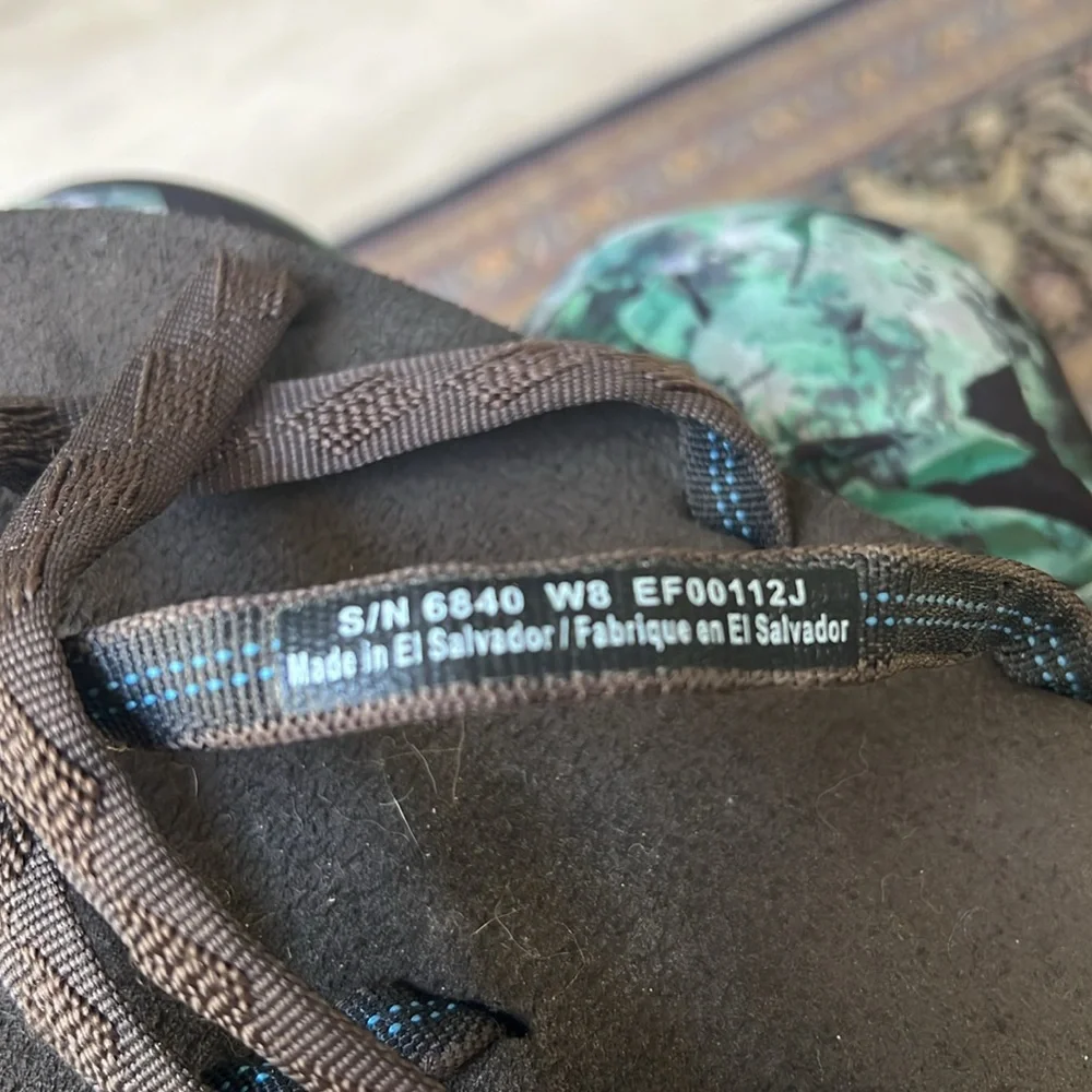 Two pairs of flip flop (Teva & Puma) both in size 8 and color black and brown - Picture 9 of 11